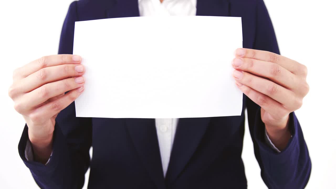 빈 종이를 들고 있는 사업가 여성의 중간 섹션