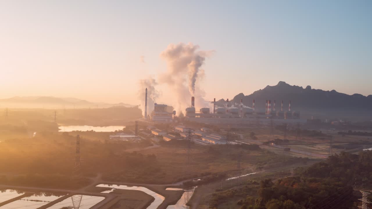 Pemandangan indah pembangkit listrik tenaga batu bara di pagi hari yang berkabut.