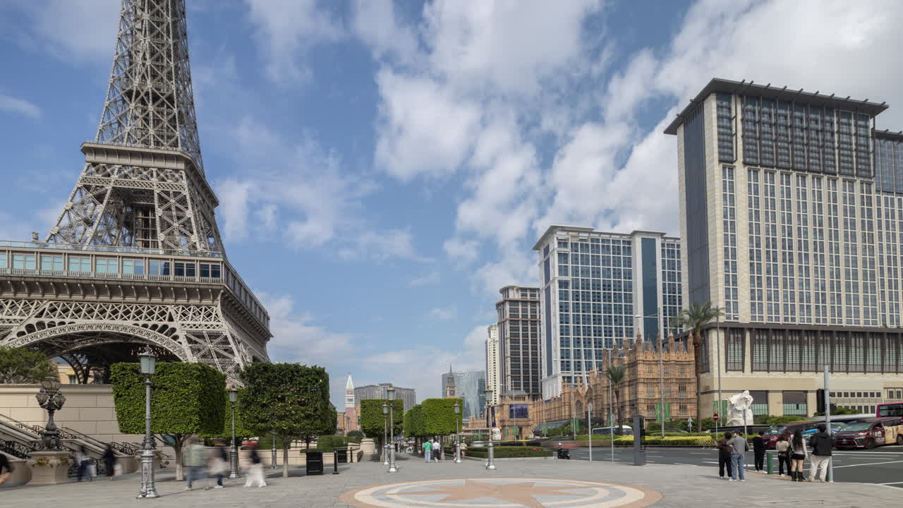 Time-lapse della replica della Torre Eiffel e del paesaggio urbano moderno a Macao