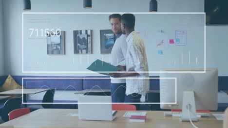 animación del procesamiento de datos financieros sobre diversas personas de negocios en la oficina