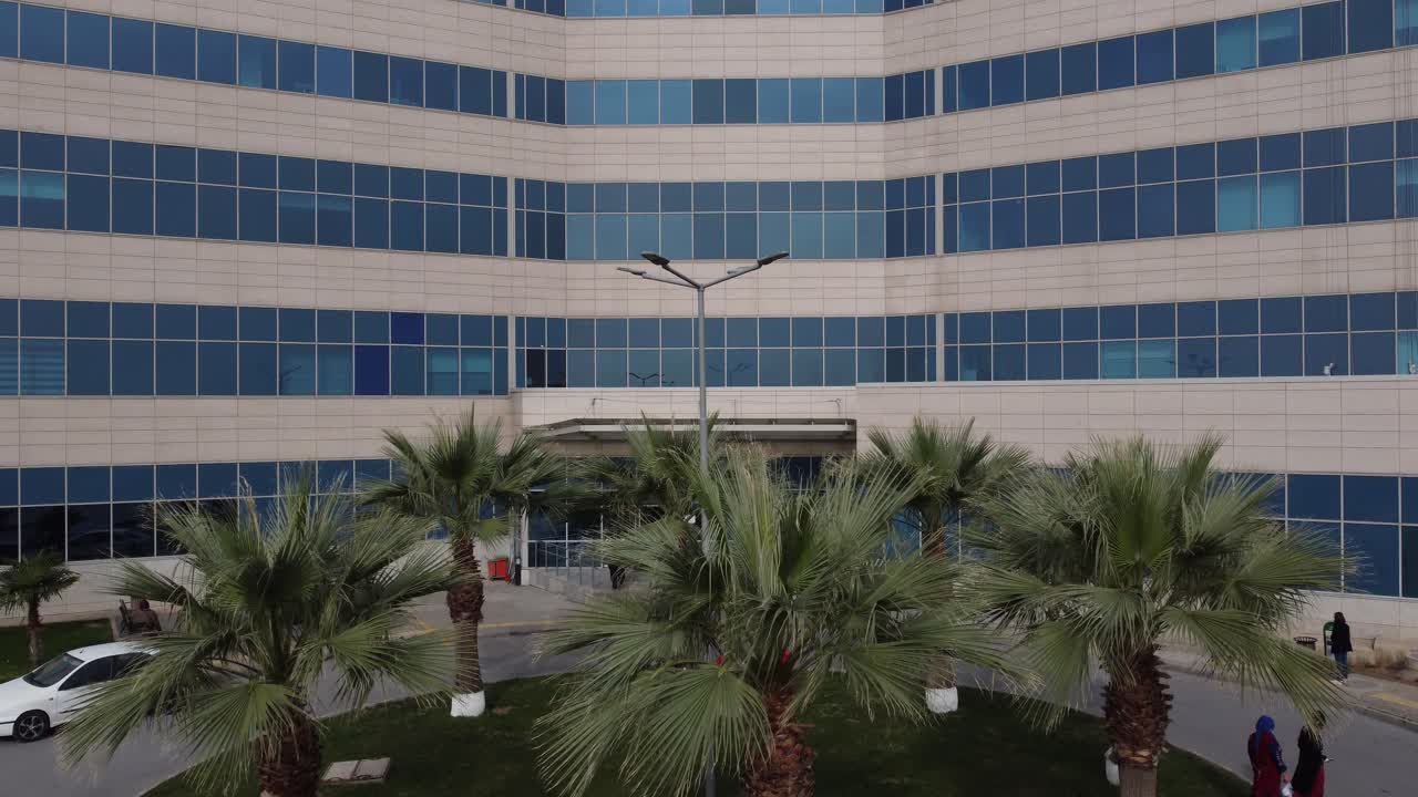 vista del drone dell'ingresso dell'ospedale di maternità