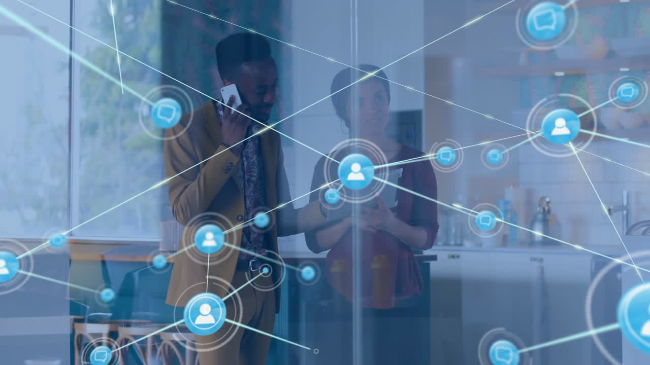 animación de una red de iconos digitales sobre hombres y mujeres diversos discutiendo en la oficina