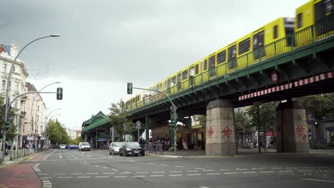 moderno tren subterráneo de berlín conduciendo a la luz del día junto a un enjambre de pájaros