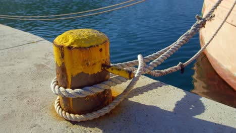 Boat-moored-to-the-mooring-post-4k