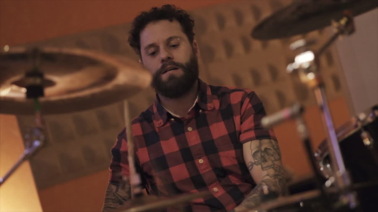 músico tocando el tambor