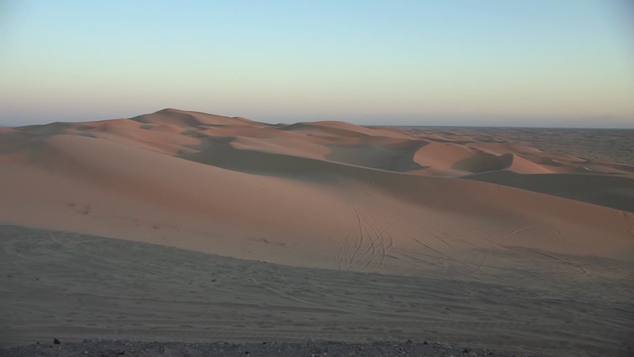 toma panorámica de las dunas de algodones del norte en california en el sol vespertino, estados unidos