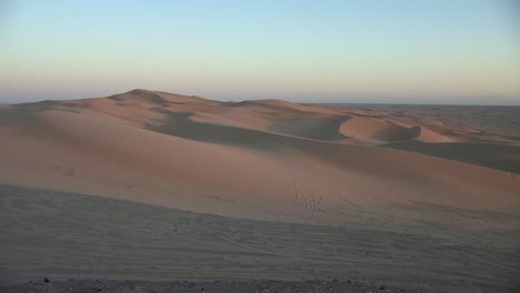 toma panorámica de las dunas de algodones del norte en california en el sol vespertino, estados unidos