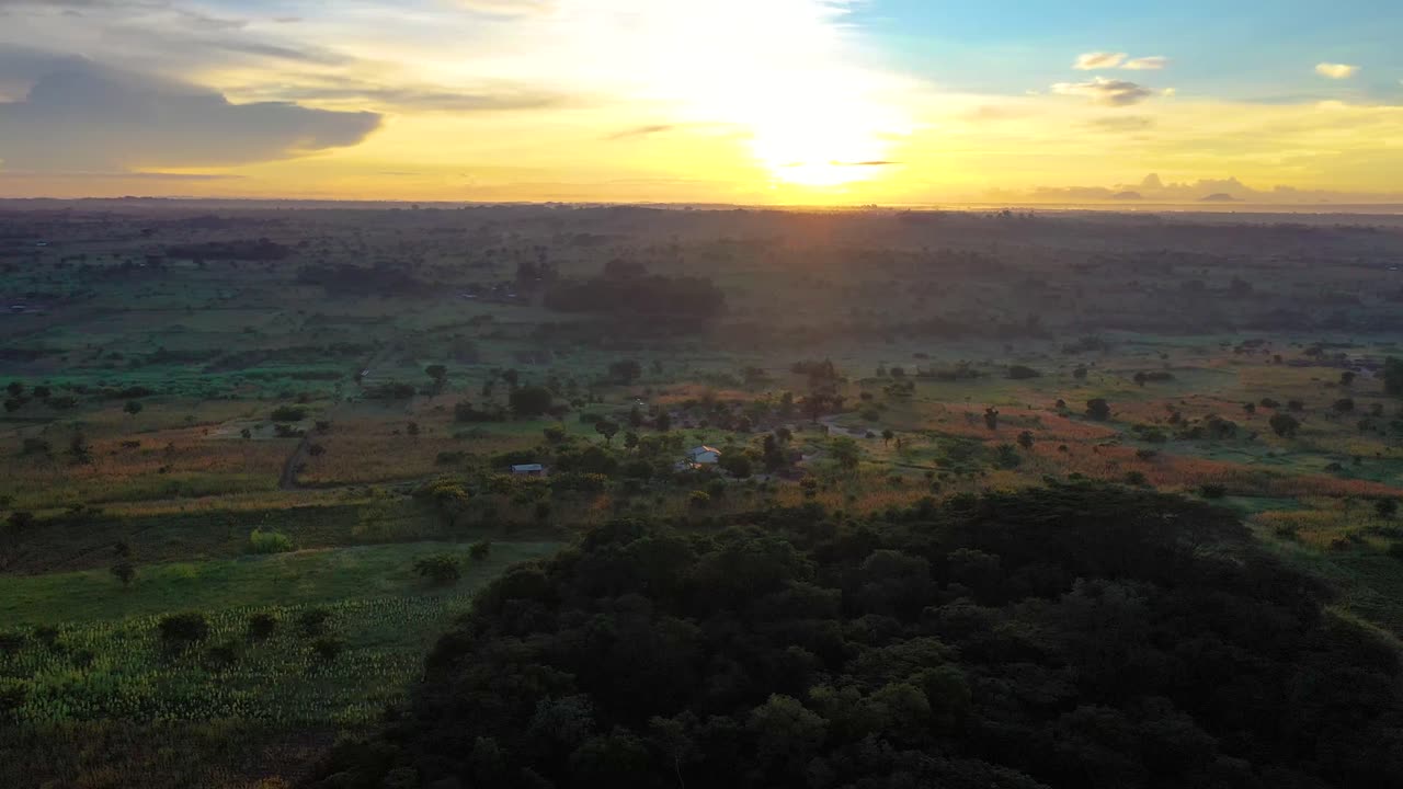 volando sobre una aldea africana remota con un dron