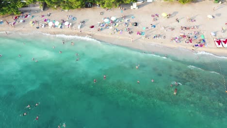 Vista-Aérea-De-Arriba-Hacia-Abajo-De-Personas-Nadando-En-El-Mar,-Relajándose-En-La-Rama