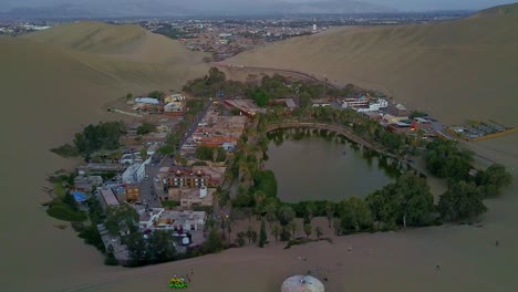 Magische-Huacachina-Oase-Umgeben-Von-Wüstensanddünen-In-Peru-Aus-Der-Luftdrohnenansicht