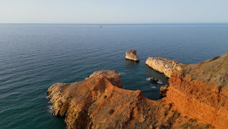 Espectacular-Vista-Aérea-Del-Mar-Mediterráneo,-Con-Un-Enorme-Buque-De-Carga-En-El-Horizonte-Lejano