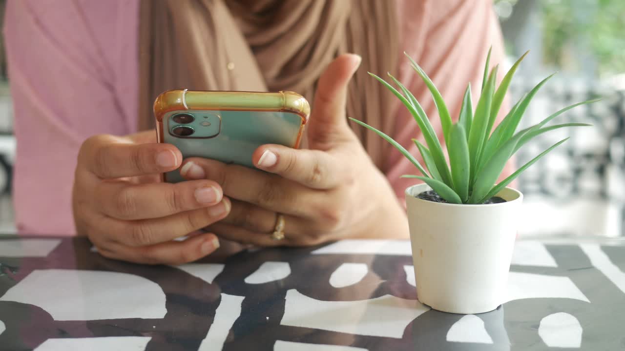 mujer usando un teléfono inteligente en un café