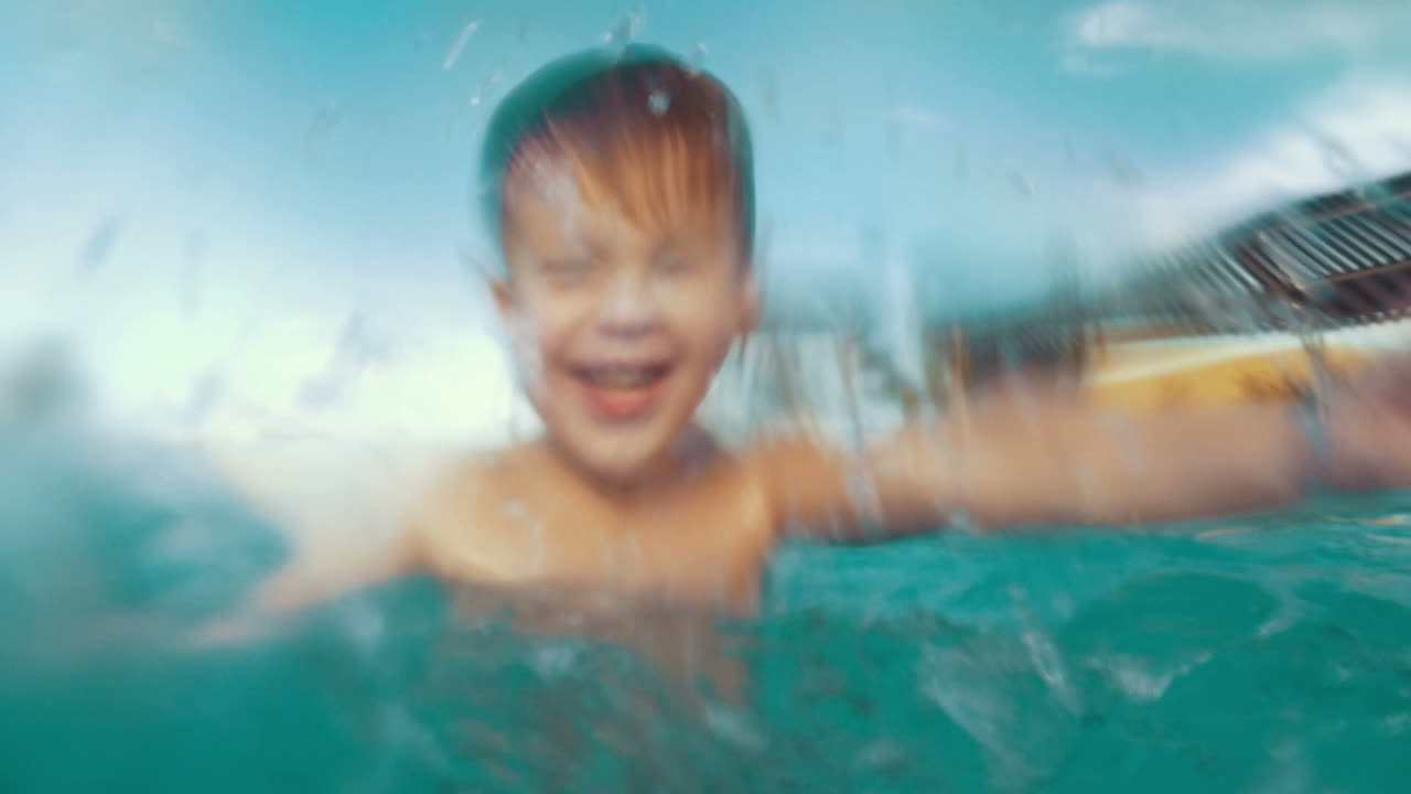 그는 수영장에 물을 는 것을 좋아합니다. 너무 재미있습니다.