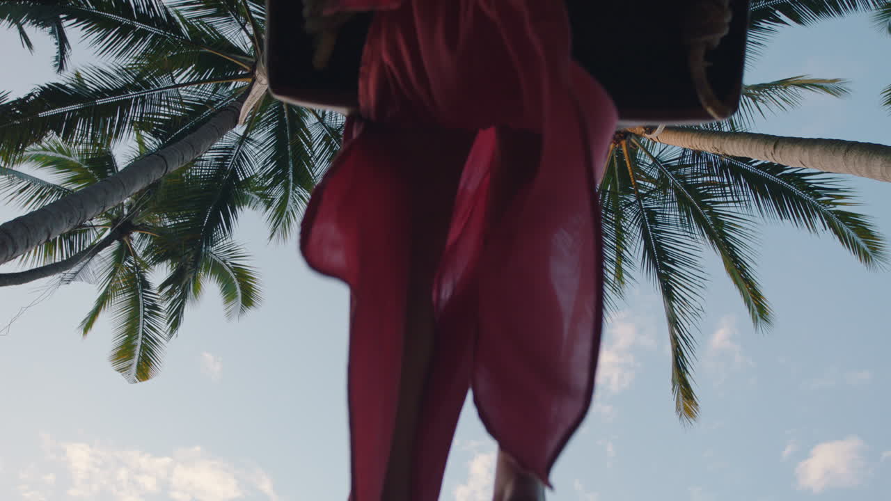 해가 뜨면 정글에서 흔들리는 느린 여성 여행 여자 열대 열대 우림에서 흔들리는 이국적인 휴가를 즐기는 휴가 라이프 스타일 자유 4k