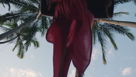 mujer en cámara lenta balanceándose sobre la jungla al amanecer chica de viaje disfrutando de vacaciones exóticas en el swing en la selva tropical estilo de vida de vacaciones libertad 4k