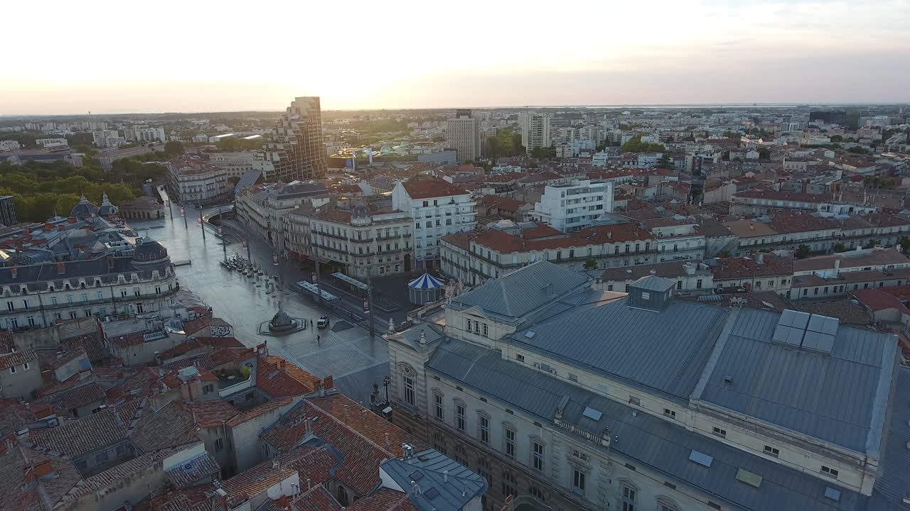 Vista aérea cinematográfica de la Place de la Comédie en el Ecusson de Montpellier a primera hora de la mañana