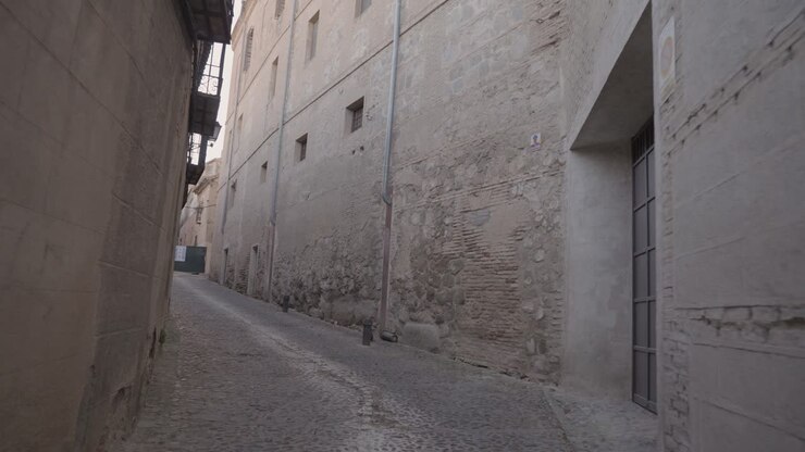 Stretti vicoli con edifici antichi