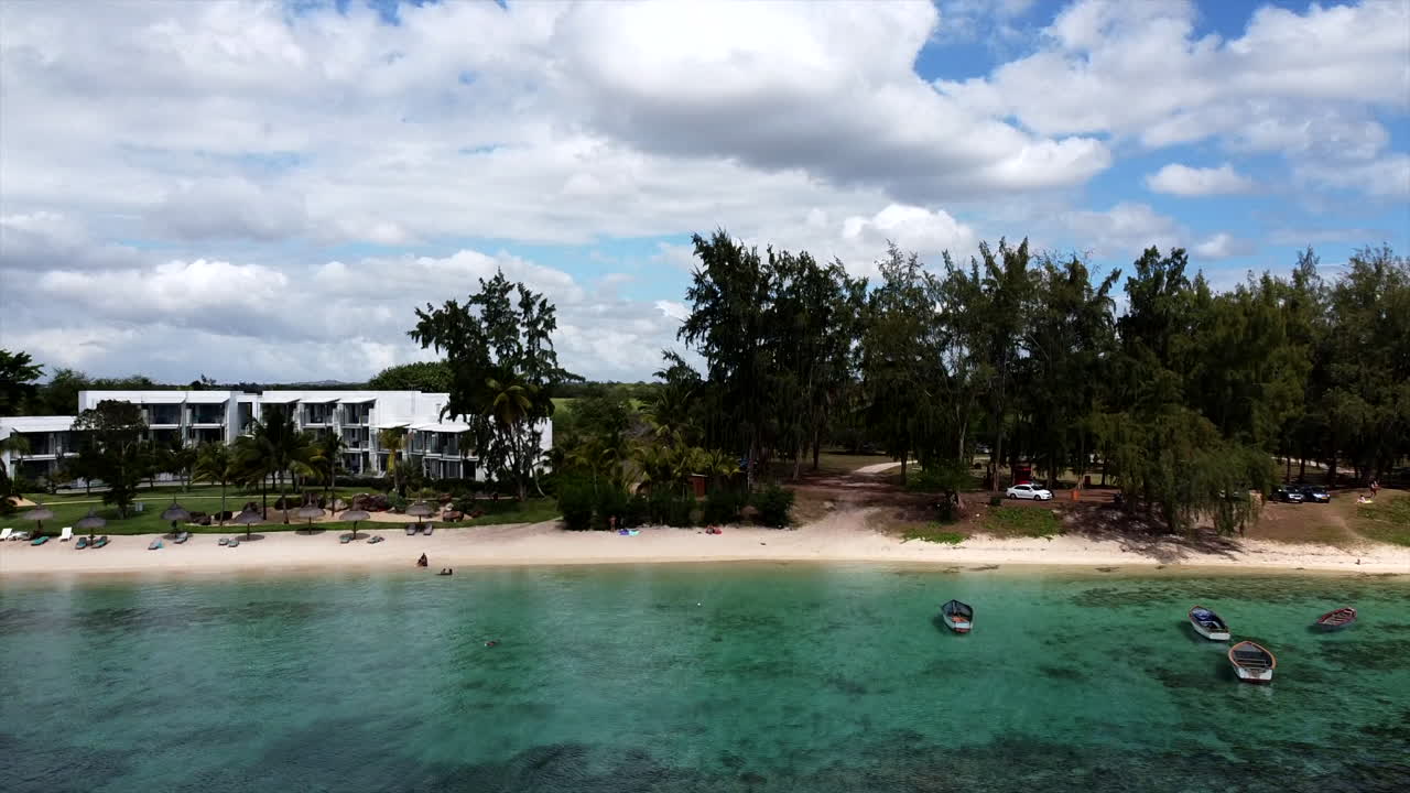 인도양에 전용 해변과 산호초가 있는 아름다운 럭서스 리조트, 공중 뒤로