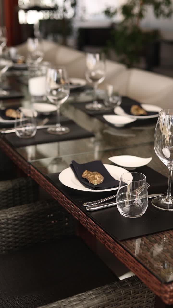 오스트리와 함께 우아한 야외 식탁 설정