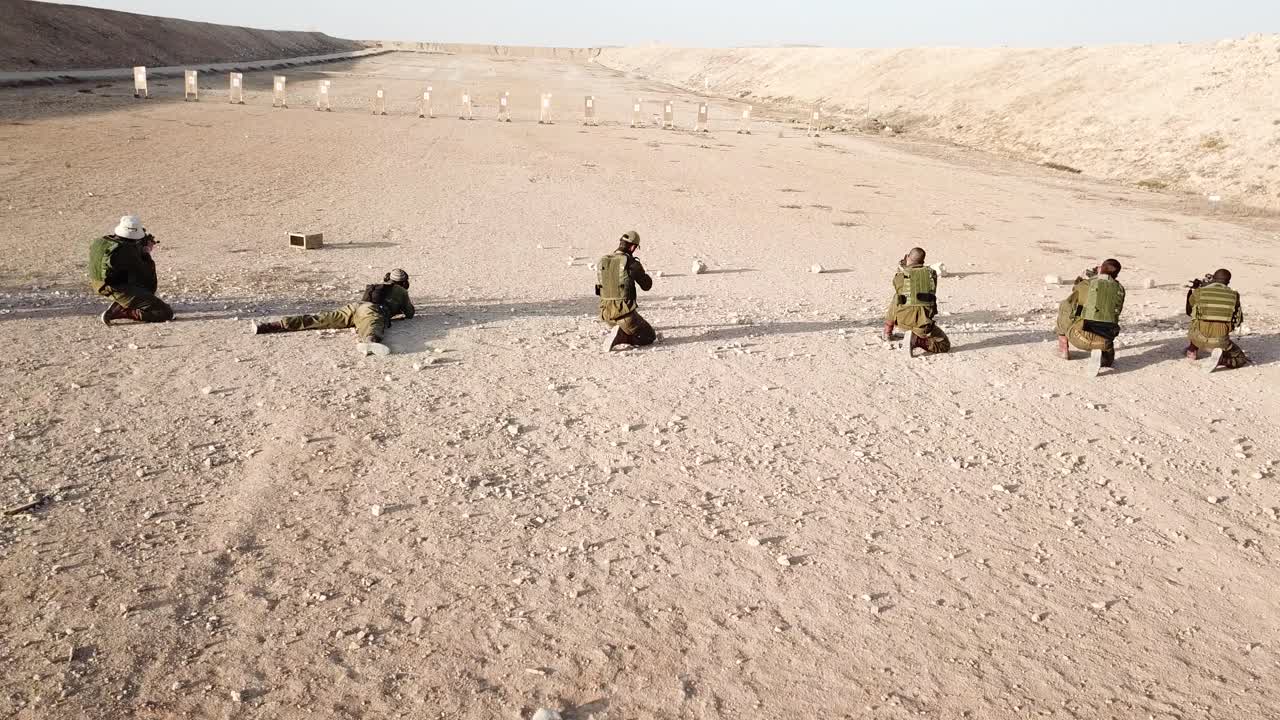 사막에서 표적 사격을 연습하는 제1군 병사들의 행