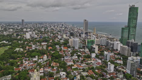 Colombo-Sri-Lanka-Vuelo-Aéreo-V21-Sobre-Los-Jardines-De-Canela,-Kollupitiya-Y-Bambalapitiya-Que-Capturan-El-Paisaje-Urbano-De-Barrios-Residenciales-De-Lujo-Con-Casas-Coloniales---Filmado-Con-Cine-Mavic-3---Abril-De-2023