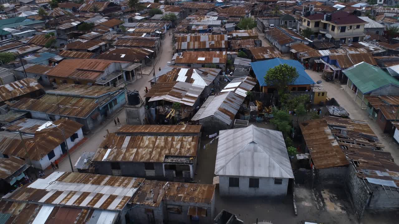 Luftaufnahme eines ländlichen Wohngebiets in der Stadt Dar es Salaam.