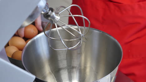 preparación de huevos para hornear con mezclador de soporte