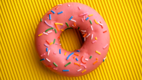 el donut glazado de primer plano.