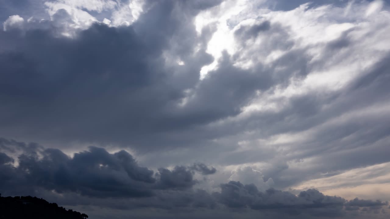b 롤 타임스: 비가 오는 날씨에 하늘과 검은 구름, 천둥이 부는 날씨, 여름 비가 내리는 날씨, 지구 온난화 효과, 검은 천둥, 드라마틱한 4k 타임 스