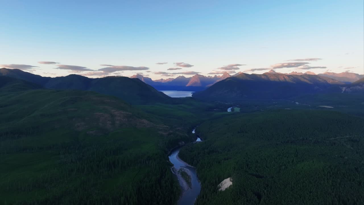 vista panorámica aérea sobre el río y el lago flathead cerca del parque nacional de los glaciares en montana, ee.uu.