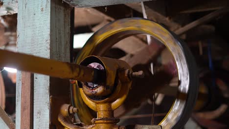 antigua fábrica que utiliza energía hidráulica, molino de agua, maquinaria, energía mecánica