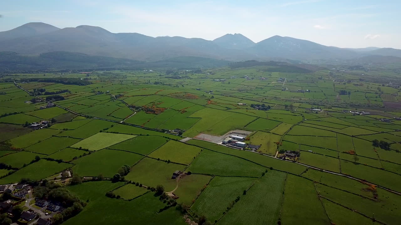 백그라운드에서 산들과 농촌 농지의 무인 항공기 샷