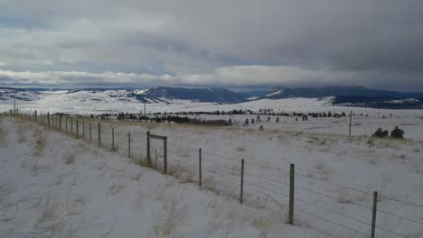 Césped-Cubierto-De-Nieve-Blanca-En-Un-Paisaje-Invernal-Maravilloso-En-El-Valle-De-Nicola,-Canadá,-En-Un-Día-Nublado