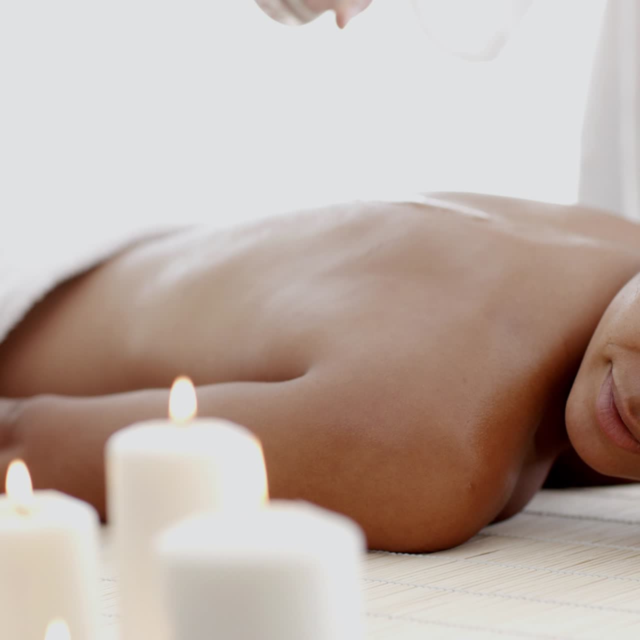 스파에서 마사지를 받는 젊은 여성