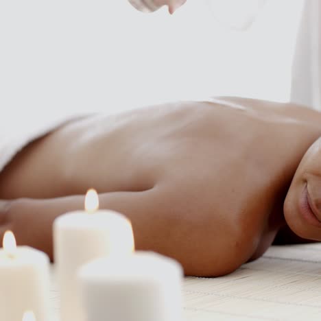 junge frau, die eine massage in einem spa hat