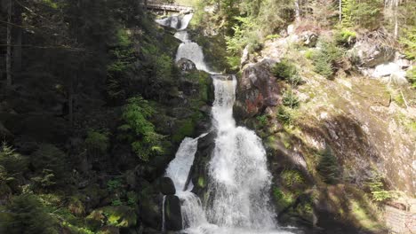 acercándose a la cascada salvaje de varios pasos en triberg