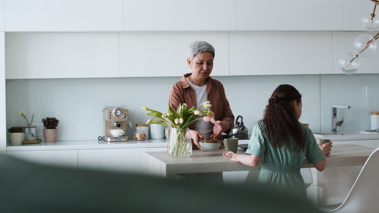la abuela y la niña preparando la mesa