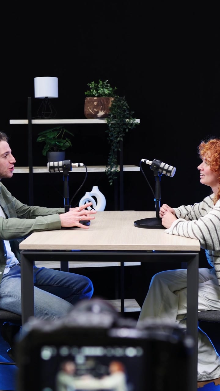 Muž a žena nahrávají rozhovor do podcastu ve studiu