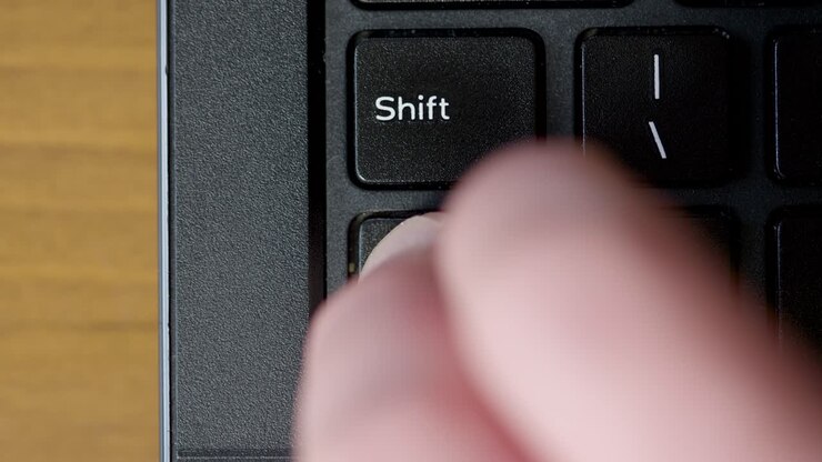 Finger drückt Strg-Taste der Tastatur, Draufsicht