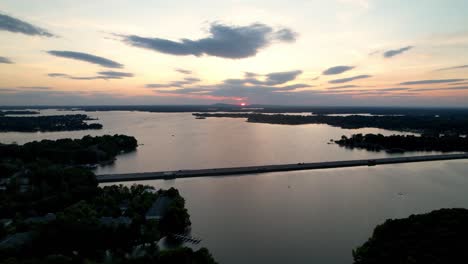 Hermoso-Atardecer-Aéreo-En-El-Lago-Norman-Nc,-Lago-Normando-Carolina-Del-Norte-Con-La-Calzada-I77-Debajo