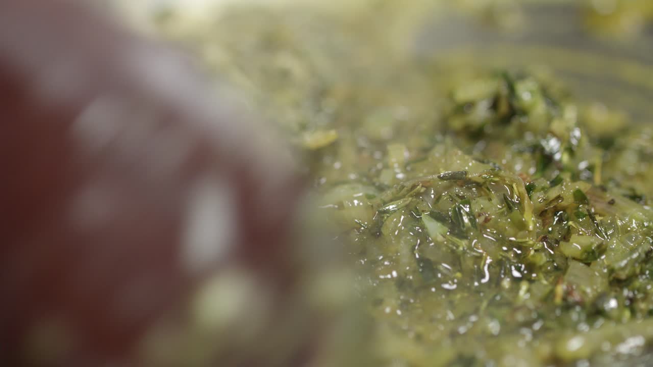 맛있는 카페 드 파리 소스의 재료는 뜨거운 판에 인다.