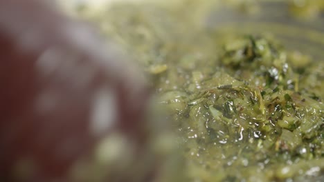 los ingredientes para una deliciosa salsa de café de parís se revuelven en una sartén caliente