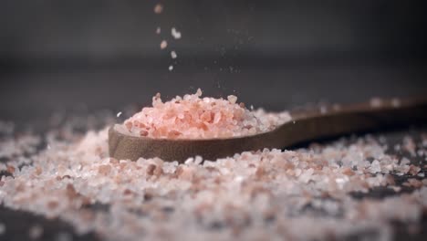 la sal rosa del himalaya en una cámara súper lenta.