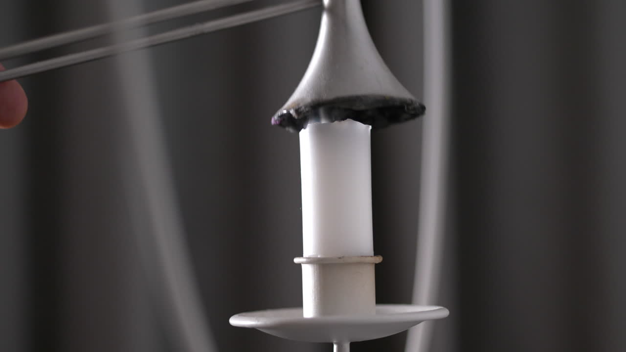 캔들 스너퍼, 교수형 홀더에 의해 꺼지는 불꽃 클로즈업