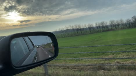 mirando en el espejo retrovisor mientras conduce
