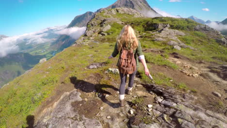 mujer haciendo senderismo en las montañas noruegas