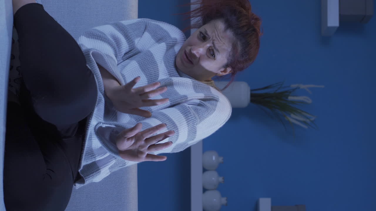 вертикальное видео психически больной женщины, которая думает, что кто-то приходит.