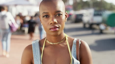mujer negra, cara seria y retrato en la ciudad