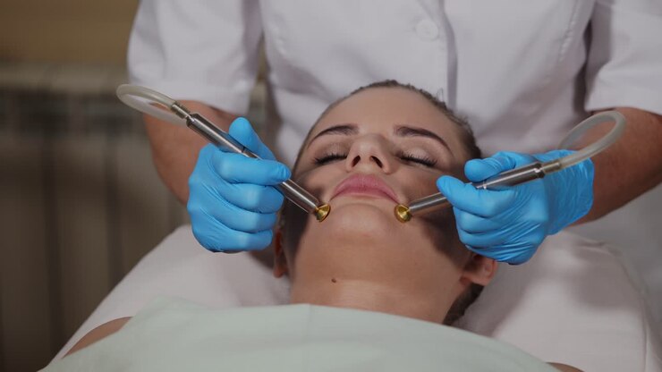 Donna che riceve un trattamento per il viso