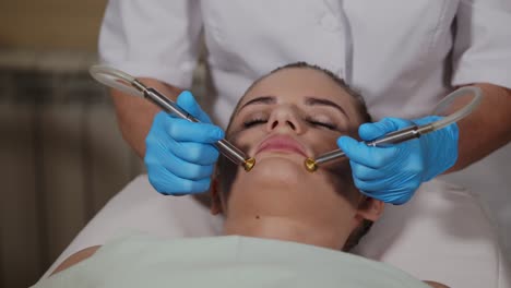 mujer que recibe tratamiento facial